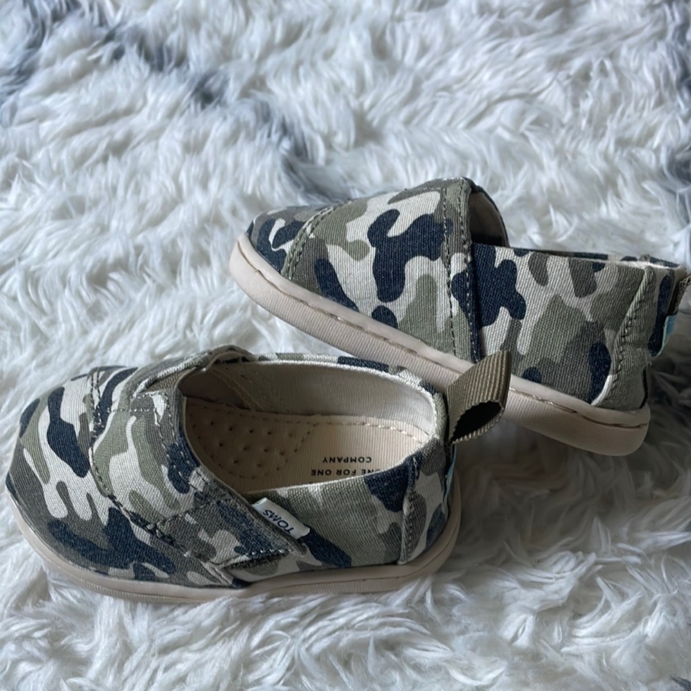 Brand new size 4 camo Toms